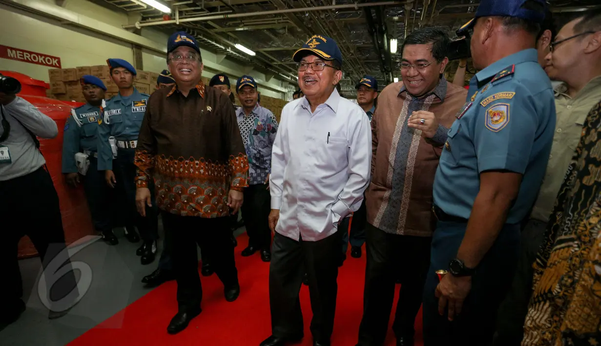 Wapres Jusuf Kalla saat berada di dalam kapal saat acara Ekspedisi Nusantara Jaya 2015 di Jakarta, Senin (1/6/2015). Ekpedisi tersebut mendorong terwujudnya tol laut yang diharapkan dapat memperkuat konektivitas antara pulau. (Liputan6.com/Faizal Fanani )