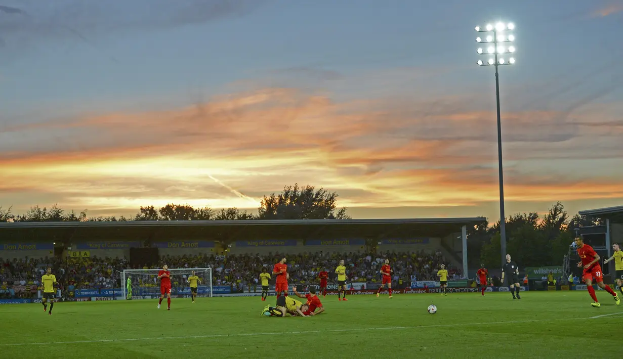 Pemandangan stadion saat pertandingan Liverpool melawan Burton Albion pada putaran kedua piala Liga Inggris di Pirelli Stadium, Burton-on-Trent, (24/8/2016) dini hari WIB. Liverpool menang 5-0.  (AFP/Oli Scarf)