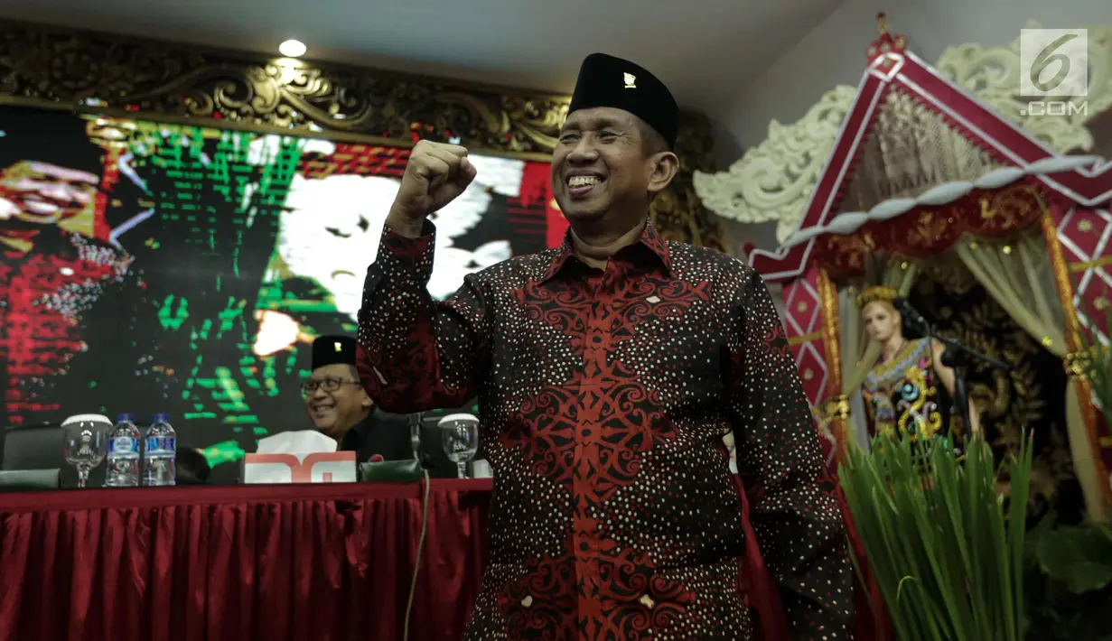 Calon gubernur Kalimantan Timur Irjen Safaruddin tersenyum saat pengumuman cagub-cawagub PDIP di kantor DPP PDIP Lenteng Agung, Jakarta, Minggu (7/1). (Liputan6.com/Faizal Fanani)
