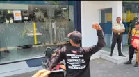 AMPB Lempar Telur Busuk ke Kantor Bank BUMN di Pati