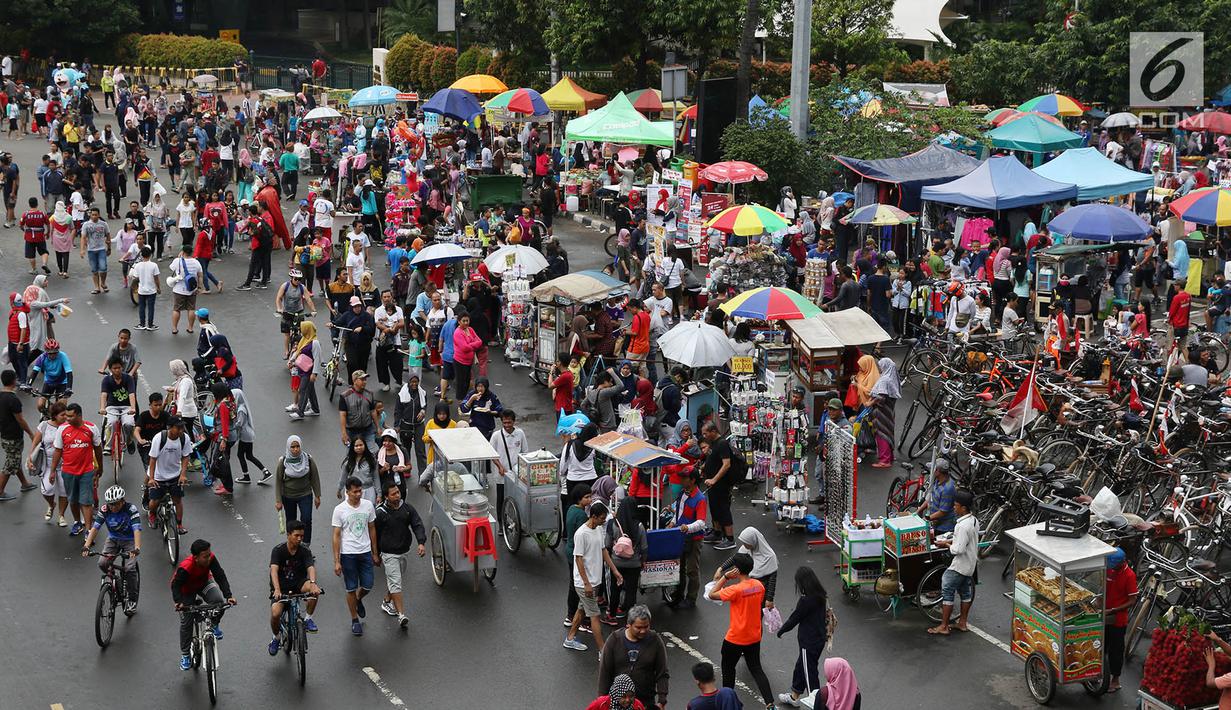 Suasana saat warga memadati Jalan Jendral Sudirman dan MH Thamrin ketika pelaksanaan car free day (CFD) di Jakarta, Minggu (11/2). Mereka berolahraga atau sekadar berjalan-jalan di hari bebas kendaraan tersebut. (Liputan6.com/Immanuel Antonius)