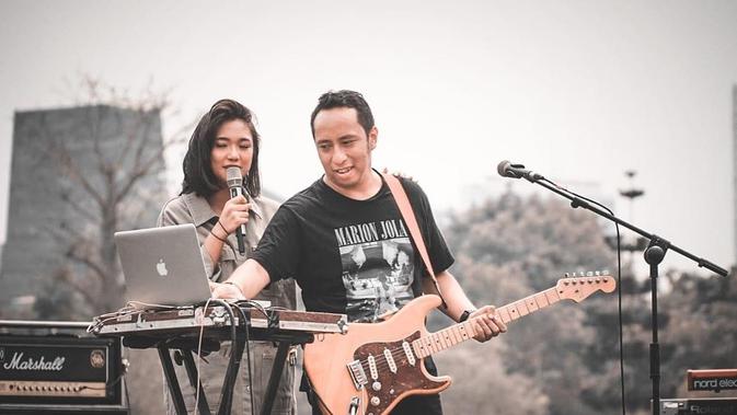 Dekat dan sebut keluarga, Marion Jola dikabarkan pacaran dengan gitarisnya. (Sumber: Instagram/@dennistalakua)