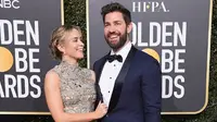 Penampilan serasi dari Emily Blunt dan John Krasinky berhasil membawa mereka pada satu penghargaan di Golden Globes 2019. (dok. Instagram @people/https://www.instagram.com/p/BsUKuwzAJRn/Esther Novita Inochi)