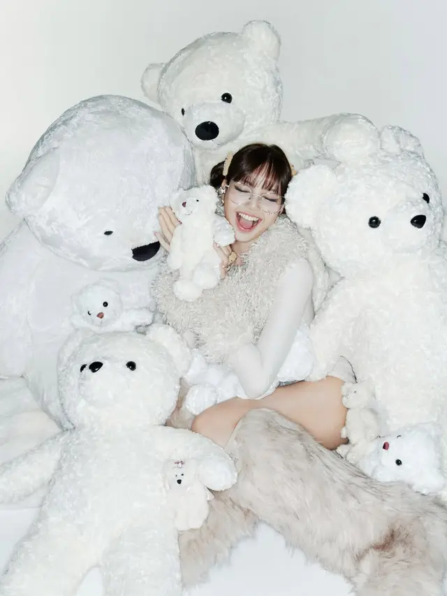 Gaya Imut Lisa BLACKPINK Rayakan Ulang Tahun ke-29 dengan Rambut Space Bun Sambil Dikelilingi Boneka Teddy Bear