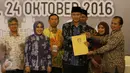 Pasangan Agus H Yudhoyono dan Sylviana Murni menerima berkas penetepan Cagub dan Cawagub DKI Jakarta dari Ketua KPUD DKI Sumarno saat rapat pleno terbuka penetapan Cagub dan Cawagub DKI Jakarta, Senin (24/10). (Liputan6.com/Immanuel Antonius)