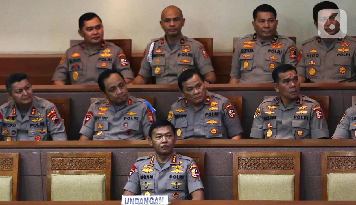 Komjen Pol Idham Azis (tengah) saat menghadiri rapat paripurna di Kompleks Parlemen, Jakarta,  Kamis (31/10/2019). Rapat paripurna DPR menyetujui Idham Aziz menjadi Kapolri menggantikan Jenderal Polisi (Purn) Tito Karnavian. (Liputan6.com/JohanTallo)