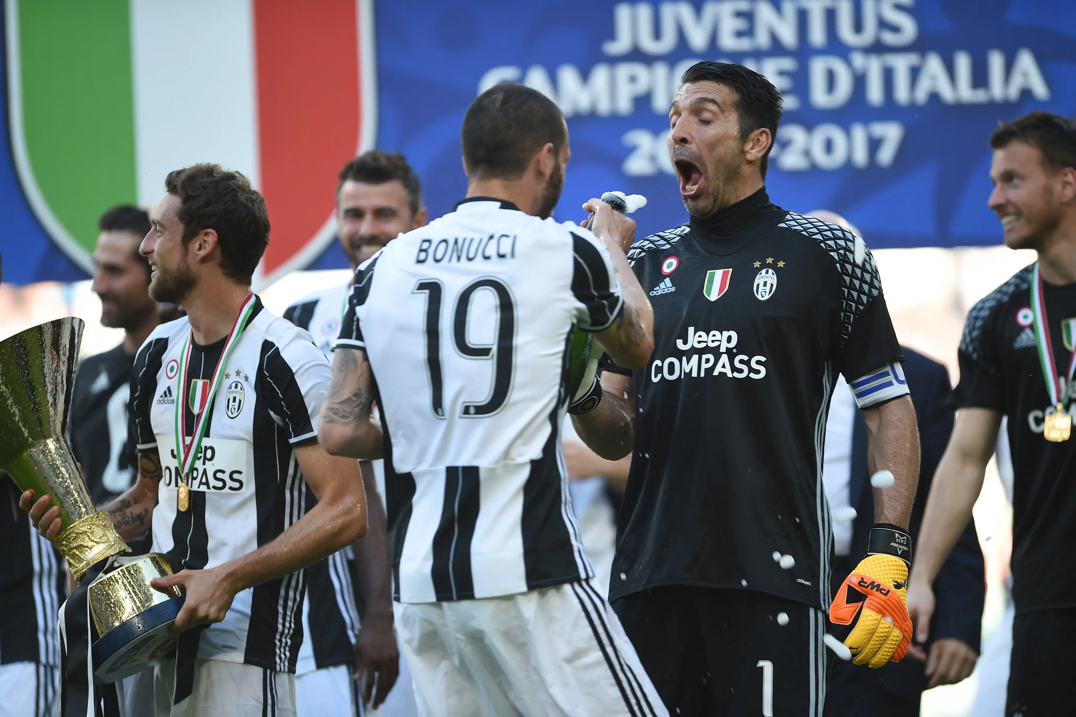 Bek Juventus, Leonardo Bonucci melakukan selebrasi bersama kiper Gianluigi Buffon. Dua pemain tersebut menjadi saksi perolehan enam scudetti Juventus di pentas Liga italia Serie A.  (AFP/Filippo Monteforte)