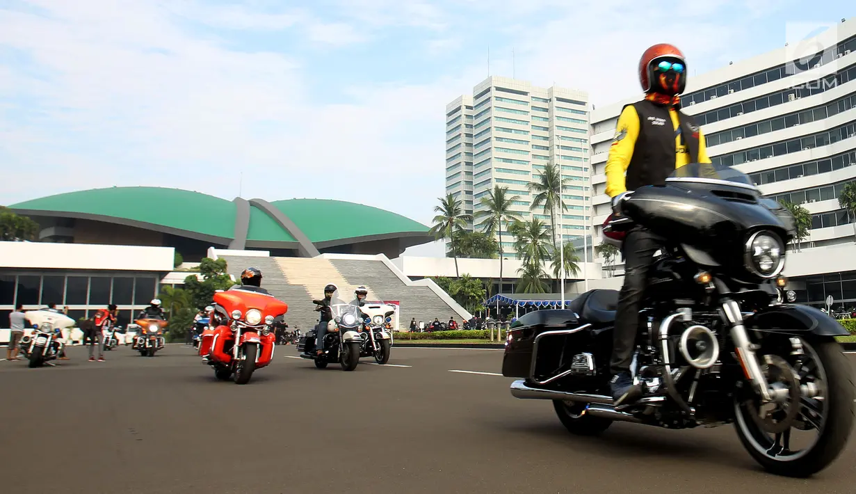 Pencinta Motor Gede saat berkendara di Halaman Gedung DPR/MPR, Jakarta, Minggu (1/7). Acara tersebut dilakukan untuk Halal Bihalal Ketua MPR dengan Pencinta Motor Gede dengan tema "Merah Putih Kita Sama". (Liputan6.com/Johan Tallo)
