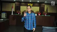 Penyanyi Saipul Jamil saat menjalani sidang pembacaan putusan hakim di Pengadilan Tipikor Jakarta, Senin (31/7). Saipul Jamil mendapatkan hukuman dari Hakim Tindak pidana korupsi selama 3 Tahun 100 juta subsider 3 bulan. (Liputan6.com/Helmi Afandi)