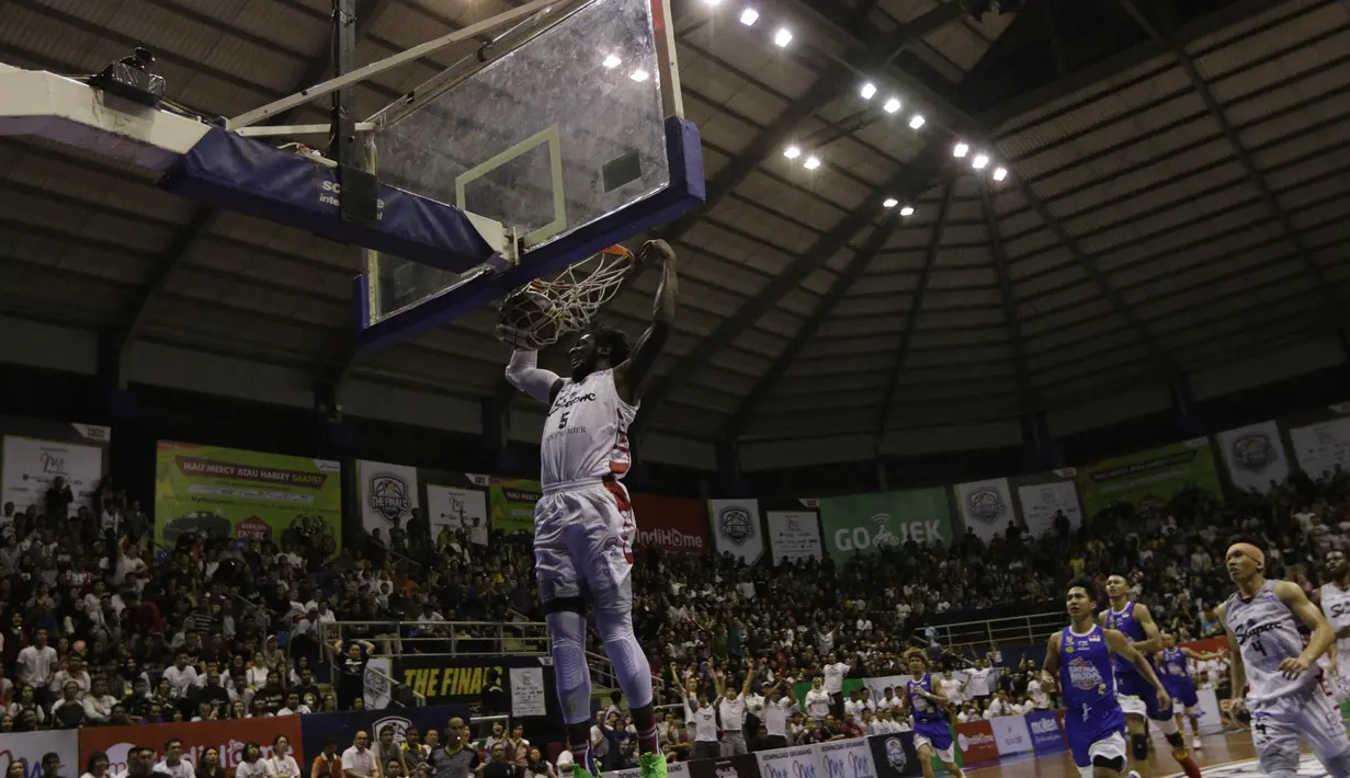 Pebasket Stapac Jakarta, Goodman, melakukan Slam Dunk saat melawan Satria Muda Jakarta pada laga final IBL 2019  di C-Tra Arena, Bandung, Sabtu (23/3). Stapac menang 74-56 atas Satria Muda. (Bola.com/M Iqbal Ichsan)