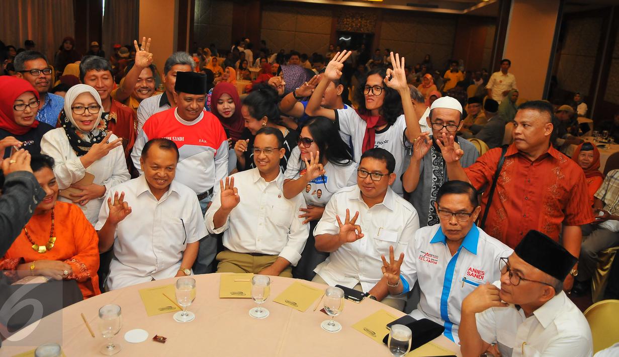 Cagub DKI Jakarta, Anis Baswedan foto bersama dengan masyarakat Minang yang tinggal di Jakarta, Sabtu (21/1). Dalam dialog tersebut masyarakat Minang yang tergabung dalam DUNSANAK Anies-Sandi siap memenangkan pemilu DKI. (Liputan6.com/Angga Yuniar)