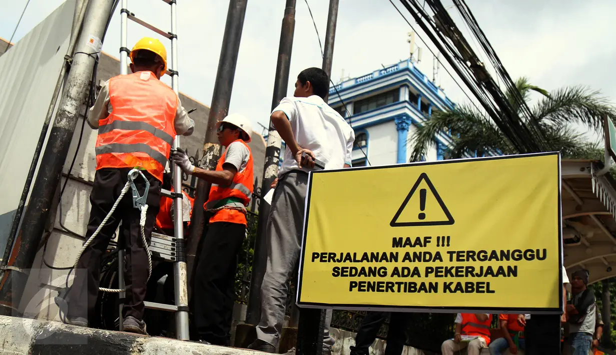 Petugas PLN saat melakukan penertiban jaringan ilegal di tiang listrik PLN di Menteng Raya,Jakarta, (02/3). Karena jaringan kabel - kabel ilegal ini nantinya kan membahayakan keamanan dan keselamatan warga. (Liputan6.com/Faisal R Syam)