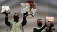 Petugas KPK menunjukkan barang bukti uang tunai hasil operasi tangkap tangan (OTT) yang menjerat jajaran Rektorat Universitas Jenderal Soedirman (Unsoed) di Gedung Merah Putih KPK, Jakarta, Jumat, 21 Agustus 2026. (KLY/ Arie Basuki)