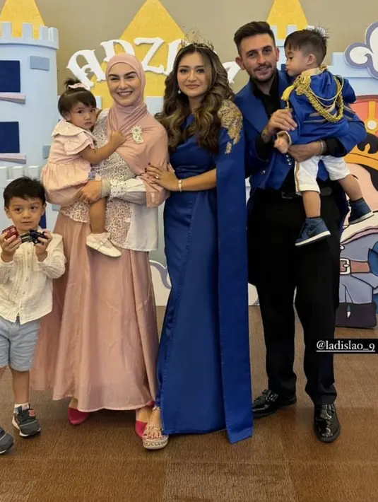 Irish Bella bersama kedua anaknya hadir, Irish tampil dengan atasan putih dengan motif di bagian depan dipadukan rok panjang pink serasi dengan kerudungnya. [@_irishbella_]