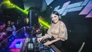 Tak seperti stigma kebanyakan orang jika DJ berpakaian seksi, wanita berusia 37 tahun ini justru tampil casual dan juga santai. (Liputan6.com/IG/@kikiamaliaworld)