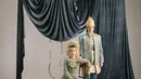 Shenina mengenakan kebaya biru kehijauan berhias bordir emas, dipadukan dengan kain songket dan mahkota khas pengantin Palembang yang memberikan nuansa mewah. [@angga].