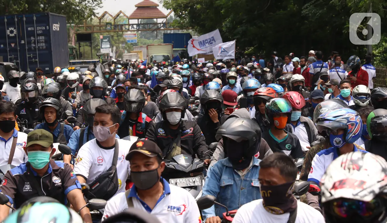 Ratusan buruh melakukan konvoi di Kota Tangerang, Banten, Selasa (6/10/2020). Dalam aksi tersebut mereka menolak UU Omnibus Law Cipta Kerja yang sudah disahkan oleh DPR RI. (Liputan6.com/Angga Yuniar)