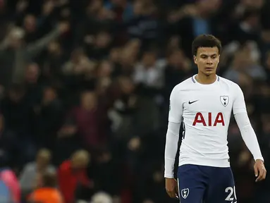 Gelandang Tottenham Hotspur, Dele Alli bereaksi seusai babak keempat Piala Liga Inggris melawan West Ham United di Wembley, Kamis (26/10) dini hari. The Spurs tersingkir dari Piala Liga setelah dikalahkan West Ham 2-3. (AFP PHOTO / Ian KINGTON)