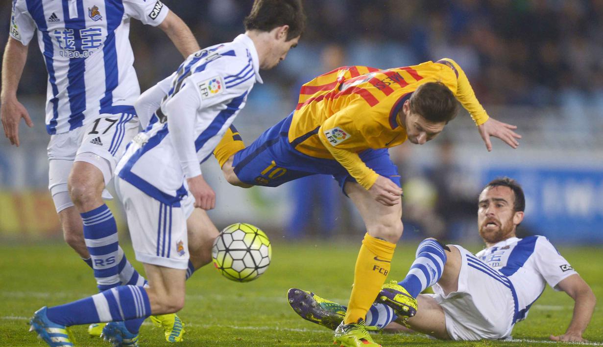 Pemain Barcelona Lionel Messsi mendapat hadangang dari pemain  Real Sociedad  pada lanjutan La Liga Spanyol di Estadio Anoeta, San Sebastian, Sabtu (9/4/2016) atau Minggu dini hari WIB. (REUTERS/Vincent West)