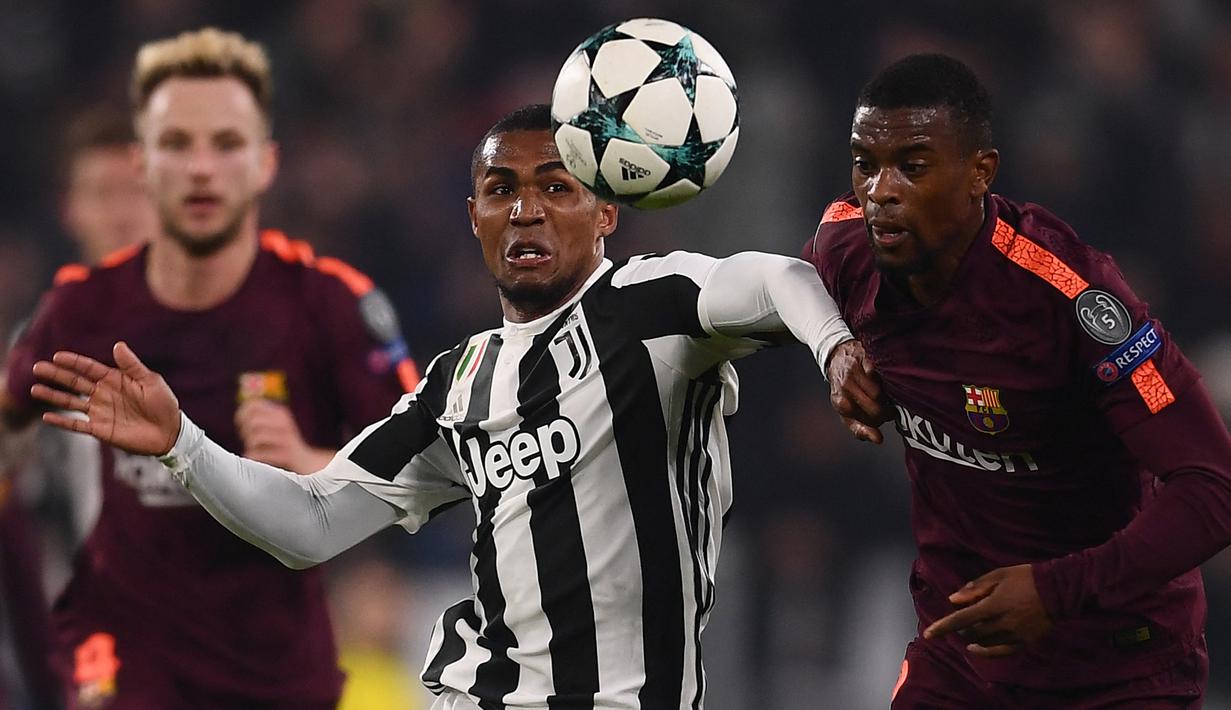 Douglas Costa. Pemain Brasil berusia 31 tahun ini didatangkan Juventus dari Bayern Munchen di musim 2017/2018 dengan status pinjaman yang dipermanenkan di musim berikutnya dengan total biaya 47 juta euro. Total 3,5 musim ia tampil 103 laga dengan torehan 10 gol dan 21 assist. (AFP/Marco Bertorello)