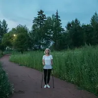 Silent walking memiliki kemiripan dengan mindful walking atau meditasi berjalan yang diketahui dapat membantu meredakan stres dan mengurangi kecemasan. (Foto/dok: Pexels/Anastasia Shuraeva)