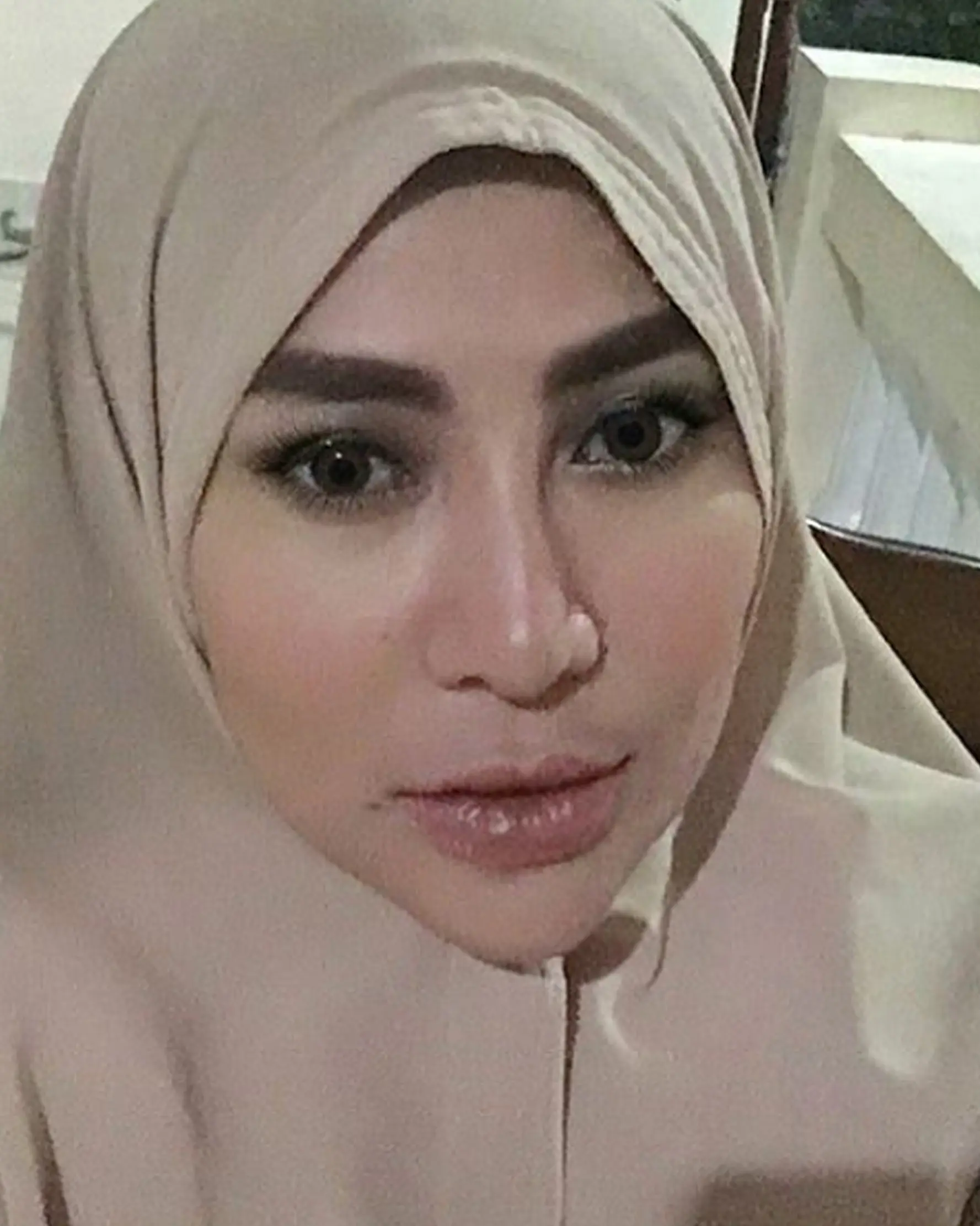 Penyanyi dangdut Cinta Penelope mantap menutup auratnya dengan hijab panjang. Mengubah penampilan 180 derajat, Cinta Penelope mendapat banyak dukungan dari warga dunia maya. (Instagram/princess_cinta_penelope)