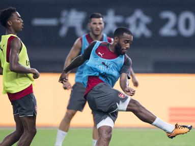 Striker Arsenal, Alexandre Lacazette, melepas tendangan saat berlatih di Shanghai, Selasa (18/7/2017). Arsenal akan menghadapi Bayern Munchen pada laga International Champions Cup. (AFP/Johannes Eisele)