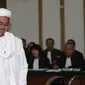 Pemimpin FPI Rizieq Shihab bersiap menjadi saksi ahli dalam sidang kasus penistaan agama di Auditorium Kementan, Jakarta, Selasa (28/2). Rizieq menjadi saksi ahli agama dengan terdakwa Basuki Tjahaja Purnama atau Ahok. (Liputan6.com/Raisan Al Farisi/Pool)