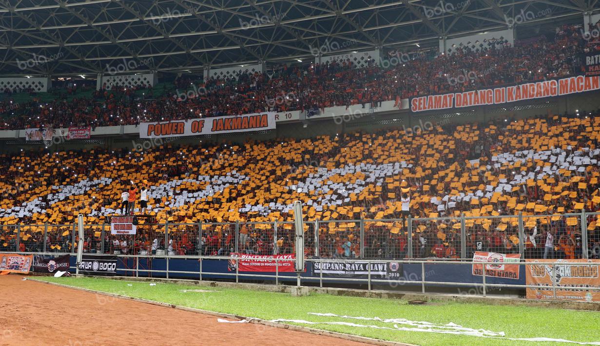Aksi koreografi The Jakmania, suporter Persija saat laga Persija melawan Semen Padang dalam Torabika Soccer Championship presented 2016 by IM3 Ooredoo di Stadion Utama Gelora Bung Karno, Jakarta, Minggu (8/5/2016). (Bola.com/Arief Bagus)