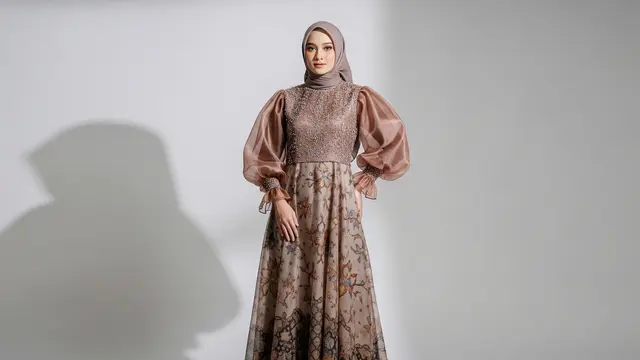 Gamis Batik Organza dengan Payet Halus dan Lengan Balon Struktur