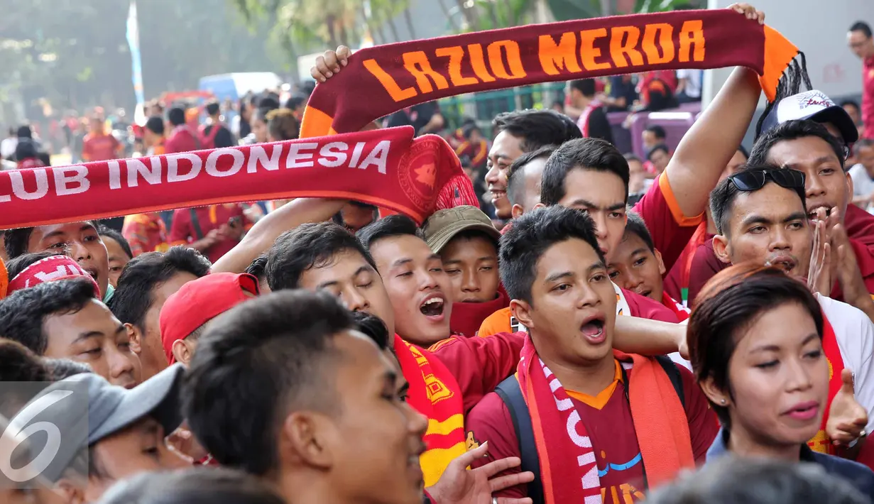 Romanisti meneriakan yel yel sambil membentangkan shal AS Roma di Gelora Bung Karno, Jakarta, Sabtu (25/7/2015). Tim berjuluk Giallorossi akan menggelar pertandingan intern antara skuadnya. (Liputan6.com/Herman Zakharia)
