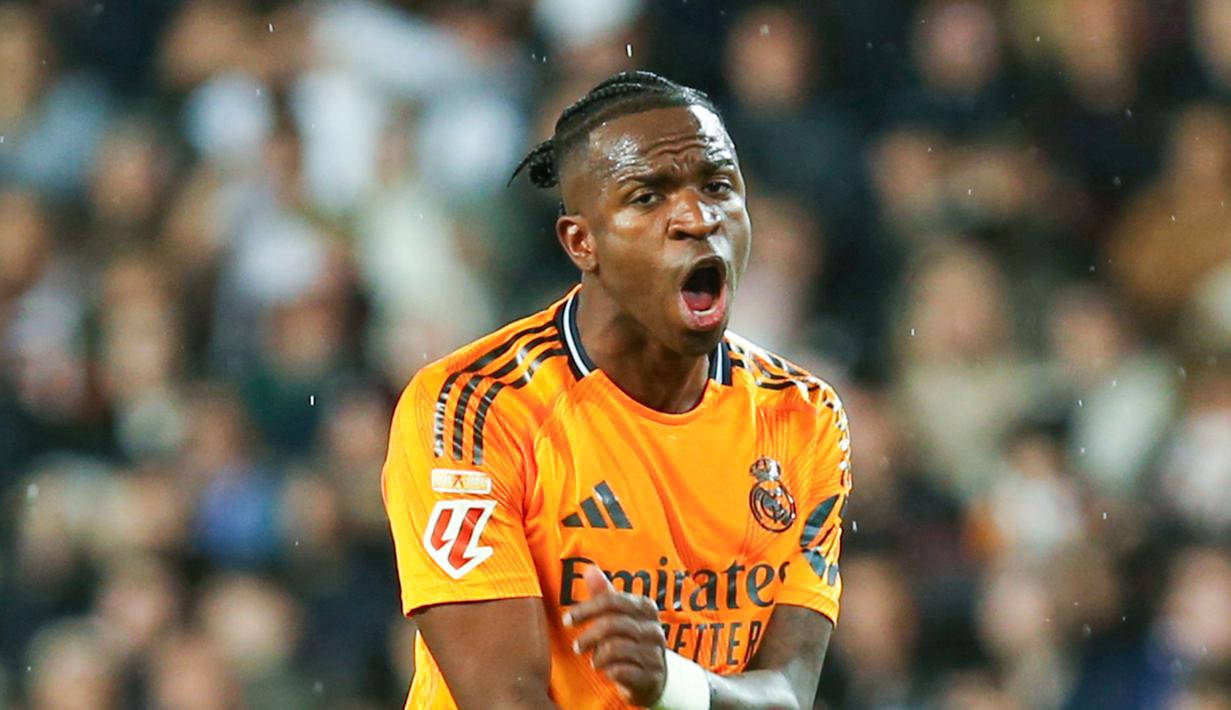 Real Madrid harus bermain dengan 10 orang di menit ke-79. Vinicius diganjar kartu merah setelah tertangkap VAR memukul kepala kiper Valencia, Dimitrievski. (AP Photo/Alberto Saiz)