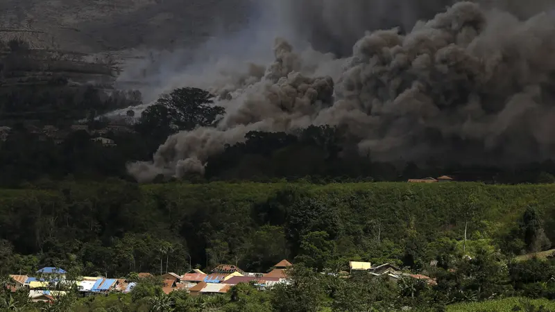 Seramnya Awan Panas Sinabung Selimuti Langit Karo