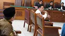 Yusril Ihza Mahendra menyampaikan keterangan dalam kasus Zamran dan Rizal di PN Jakarta Selatan, , Senin (15/5). Yusril mengatakan, hakim perlu mempertimbangkan adanya niat keduanya dalam pasal yang didakwakan. (Liputan6.com/Immanuel Antonius)