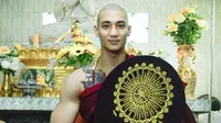 Model Myanmar Paing Takhon sempat menghabiskan waktu selama 10 hari untuk menjadi biksu. (dok. Instagram @paing_takhon/https://www.instagram.com/p/CJ7Wl4MgeVJ/)