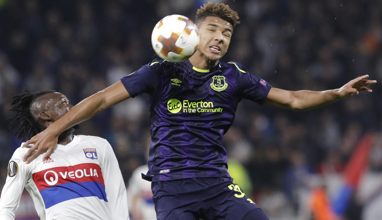 Pemain Lyon, Bertrand Traore (kiri) berduel dengan pemain Everton, Mason Holgate pada laga grup E Europe League di Groupama Stadium, Lyon, (2/11/2017). Everton kalah 0-3. (AP/Laurent Cipriani)