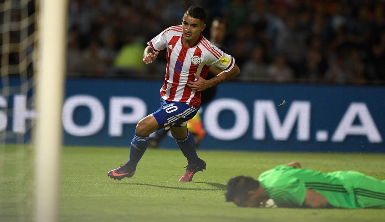 Ekspresi pemain Paraguay, Derlis Gonzalez, setelah mencetak gol ke gawang Argentina dalam laga Kualifikasi Piala Dunia 2018 zona Amerika Selatan, di Stadion Mario Kempes, Cordoba, Rabu (12/10/2016) pagi WIB. (AFP/Juan Mabromata)