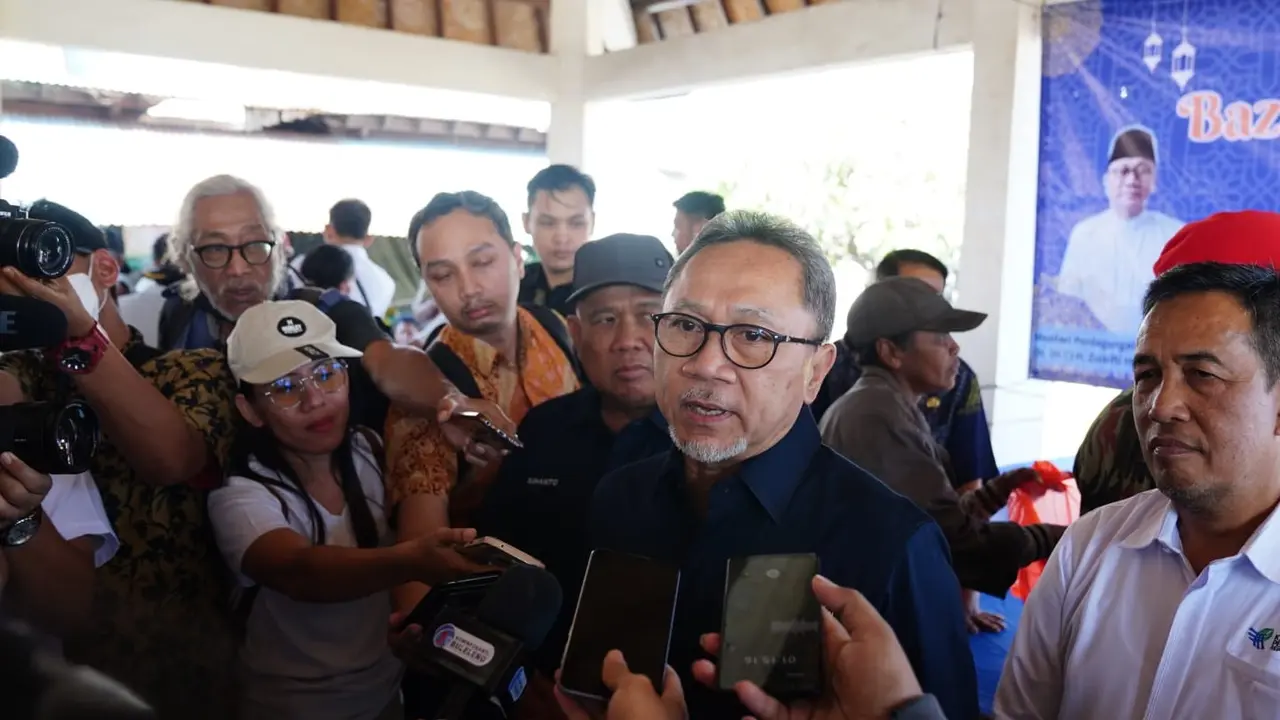Menteri Perdagangan Zulkifli Hasan saat berkunjung ke pasar murah di Buleleng, Bali hari ini, Selasa (20/6).