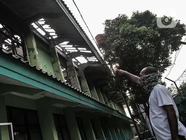 Petugas menunjukkan ruang kelas yang menjadi titik awal kebakaran di SMA Negeri 100 Jakarta, Rabu (1/7/2020). Kebakaran yang terjadi sekitar pukul 11.00 WIB tersebut diduga akibat korsleting listrik di salah satu ruangan lantai 2 sekolah. (merdeka.com/Iqbal S Nugroho)