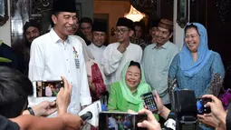 Presiden Joko Widodo (Jokowi) didampingi Istri Presiden Keempat Indonesia Abdurrahman Wahid (Gusdur), Sinta Nuriyah dan Yenny Wahid memberikan keterangan seusai kunjungannya di Ciganjur, Jakarta, Jumat (7/9). (Liputan6.com/HO/Biro Pers Setpres)