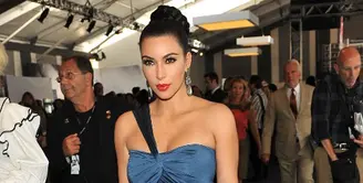 Bicara soal penampilan, Kim Kardashian memang selalu tampil berani. Terlebih urusan memamerkan lekuk tubuhnya yang seksi. Pasalnya, hal ini sering ia lakukan di setiap kesempatan. (AFP/LARRY BUSACCA)