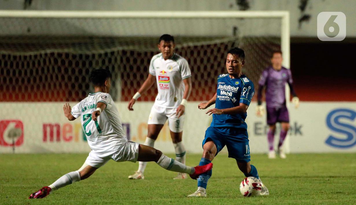 Pemain Persib Bandung , Dedi Kusnandar (kanan) berebut bola dengan pemain PS Sleman, Irkham Zahrul Milar (kiri) dalam pertandingan semifinal leg pertama Piala Menpora 2021 di Stadion Maguwoharjo, Sleman, Jumat (16/4/2021). (Bola.com/Ikhwan Yanuar)