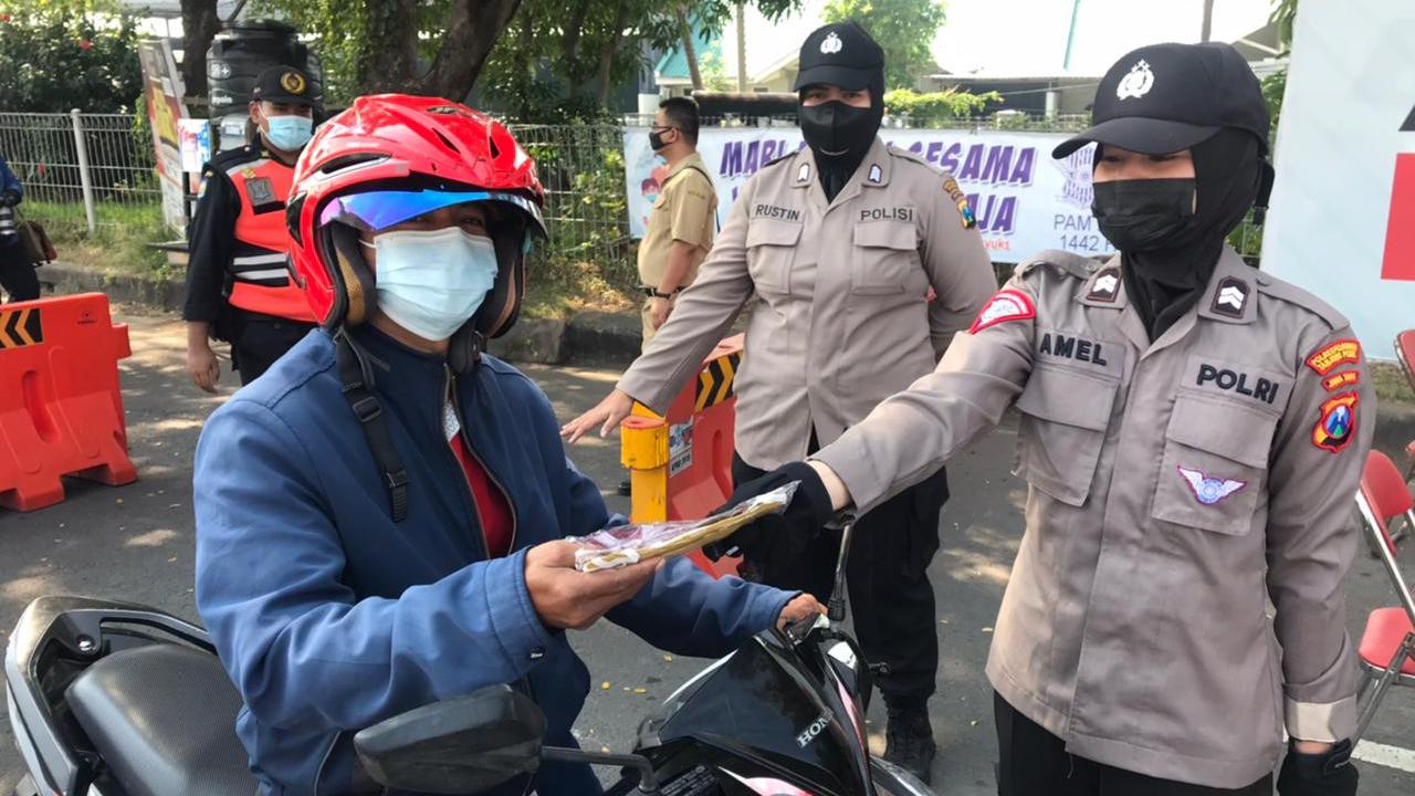 Petugas Polda Jatim mengkampayekan prokes di Bangkalan. (Dian Kurniawan/Liputan6.com)