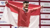 Lifter Indonesia, Eko Yuli Irawan, melakukan selebrasi usai berlaga pada Asian Games di JIExpo, Jakarta, Selasa, (21/8/2018). Eko Yuli berhasil menyumbang medali emas angkat besi putra kelas 62kg. (Bola.com/Peksi Cahyo)