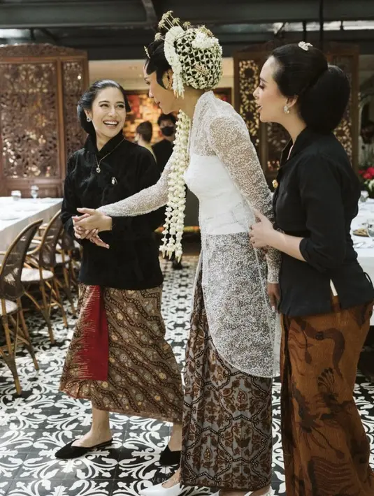 <p>Dian Sastrowardoyo tampil dengan kebaya hitam dan kain batik, melengkapi penampilan dengan alas kaki model selop hitam. @therealdisastr</p>