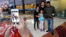 Cawagub DKI Jakarta, Djarot Saiful Hidayat foto bersama dengan keluarga calon penumpang di Terminal 2E Bandara Soetta, Tangerang Minggu (25/12). Tujuan umroh untuk memanjatkan doa agar Jakarta semakin aman dan toleran. (Liputan6.com/Fery Pradolo)