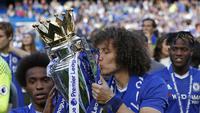 David Luiz. Sempat meninggalkan Chelsea pada 2014/2015 dan bergabung dengan PSG selama 3 musim, ia kembali ke Chelsea pada 2016/2017 saat kedatangan Antonio Conte. Ia mampu tampil apik di 33 laga Premier League lewat skema 3 bek yang berujung gelar Liga Inggris pertamanya. (AFP/Ian Kington)