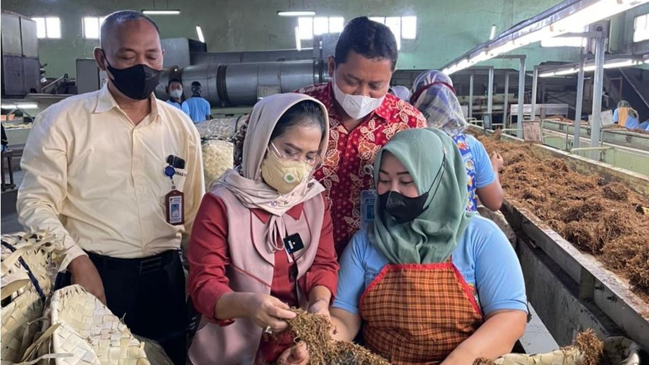 Ketua Umum Dewan Koperasi Indonesia (Dekopin) Sri Untari Bisowarno saat berkunjung ke koperasi Kareb Bojonegoro. (Dian Kurniawan/Liputan6.com).