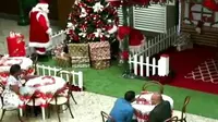 Sejumlah Relawan di Brasil Bantu Santa Claus Baca Surat