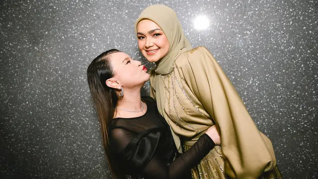 Rossa dan Siti Nurhaliza. (Foto: Dok. Manajemen Rossa)